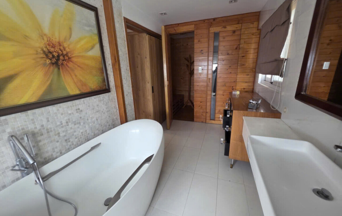 nha tam can ho ban 1170x738 - Giảm giá bán gấp căn hộ 3pn - 135m2 lầu 23 chung cư Happy Valley, có phòng xông hơi