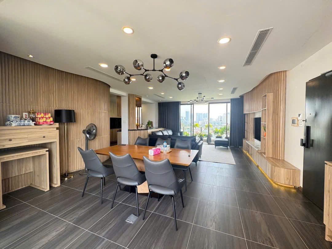 phong khach can ho ban 10 - Giá mua bán căn hộ 3pn tòa O chung cư The Panorama phường Tân Hưng T12/2025