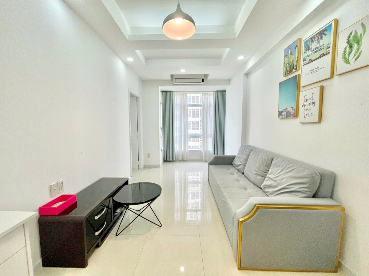 phong khach can ho ban 22 - Bán căn hộ chung cư Scenic Valey 1, diện tích 71m2, 02pn, giá 6.6 tỷ, view nhìn về Crescent Mall.