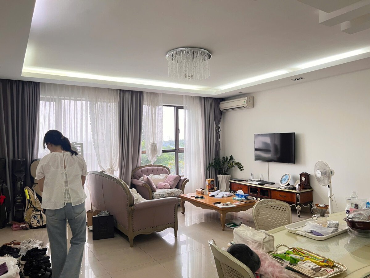 phong khach can ho ban 25 - Giá mua bán căn hộ 3pn diện tích 164m2 tòa C chung cư The Panorama phường Tân Hưng t12/2025