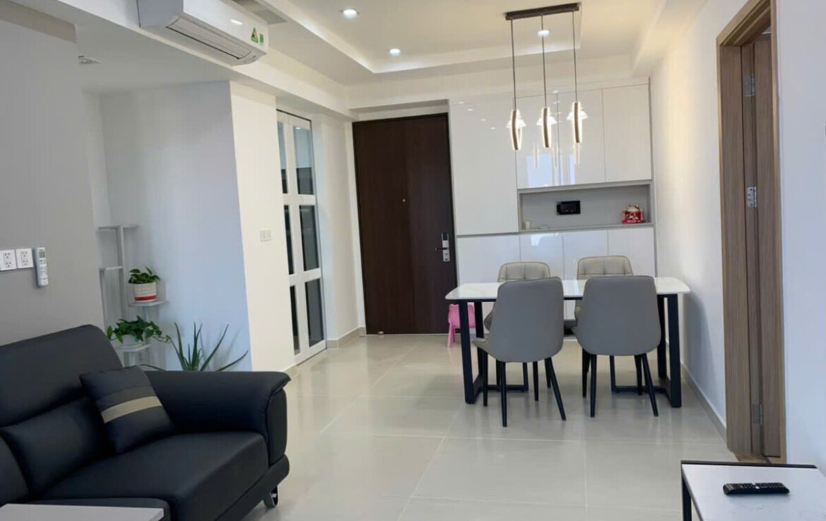 phong khach can ho ban 5 1170x738 - Giá mua bán căn hộ 2pn có ô xe tòa A view trong chung cư Urban Hill phường Tân Hưng T12/2025