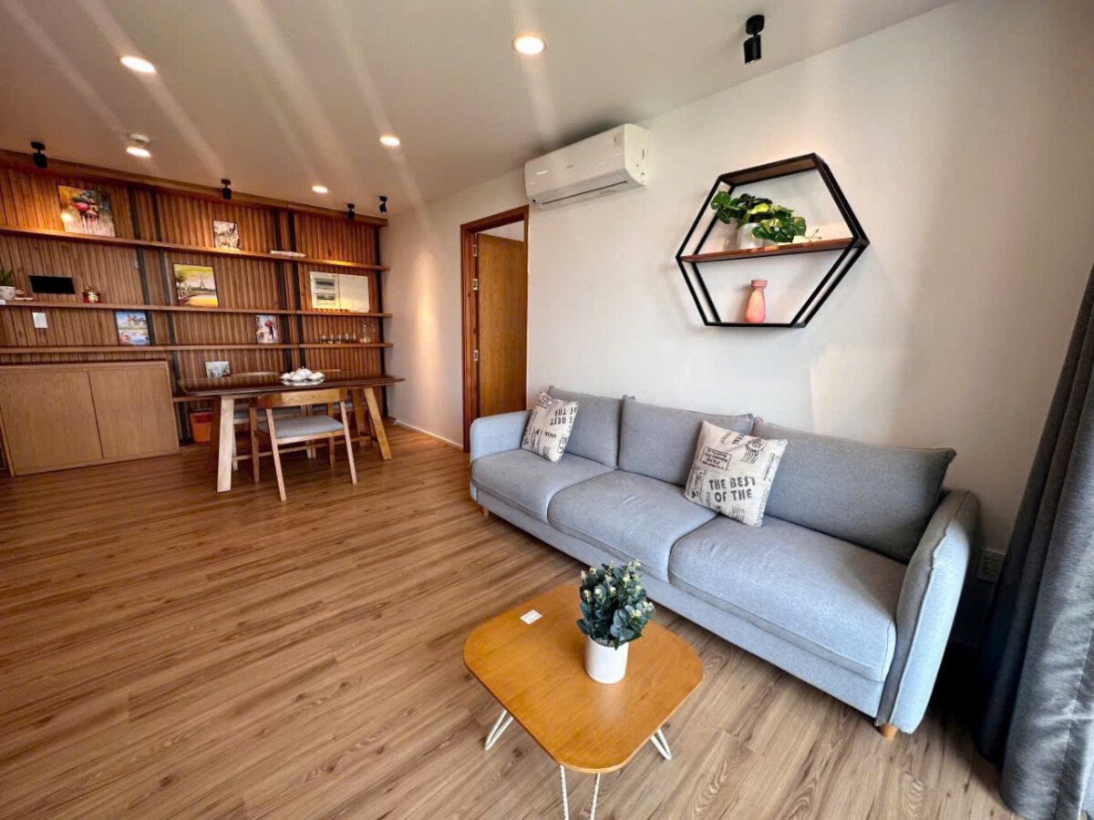 phong khach rong rai 1 - Giá mua bán căn hộ 2pn số 04 tòa A chung cư Hưng Phúc Happy Residence phường Tân Mỹ T12/2025