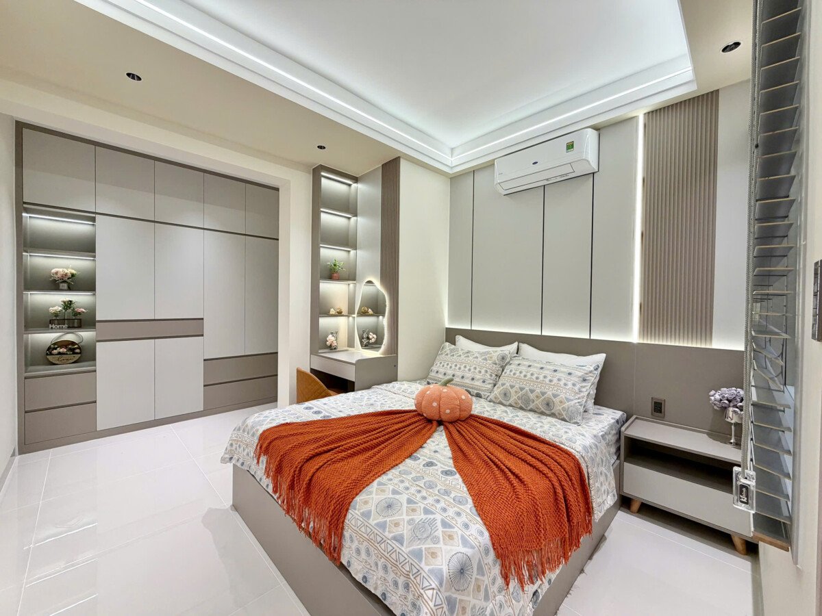phong ngu can ho can ban 6 - Bán căn hộ 56m2, chung cư Sky Garden 3, giá 4.990 tỷ, nhà đẹp, phong cách hiện đại.
