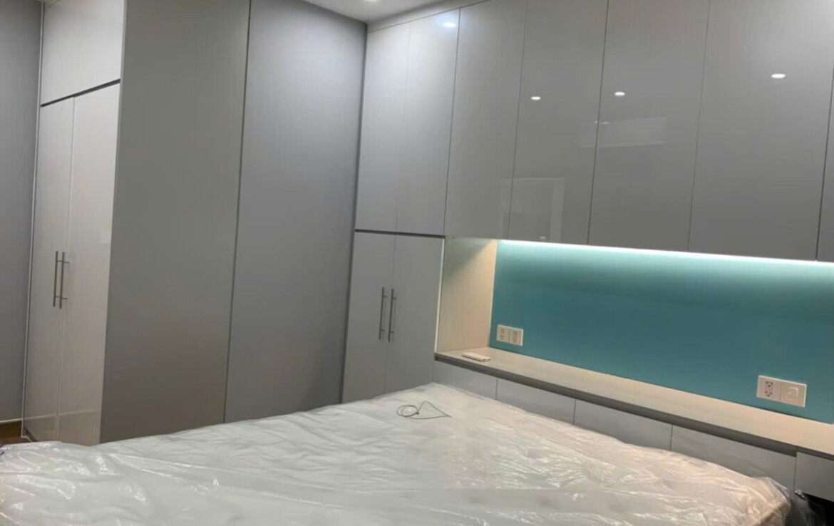 phong ngu can ho day du thiet bi 1170x738 - Giá mua bán căn hộ 2pn có ô xe tòa A view trong chung cư Urban Hill phường Tân Hưng T12/2025