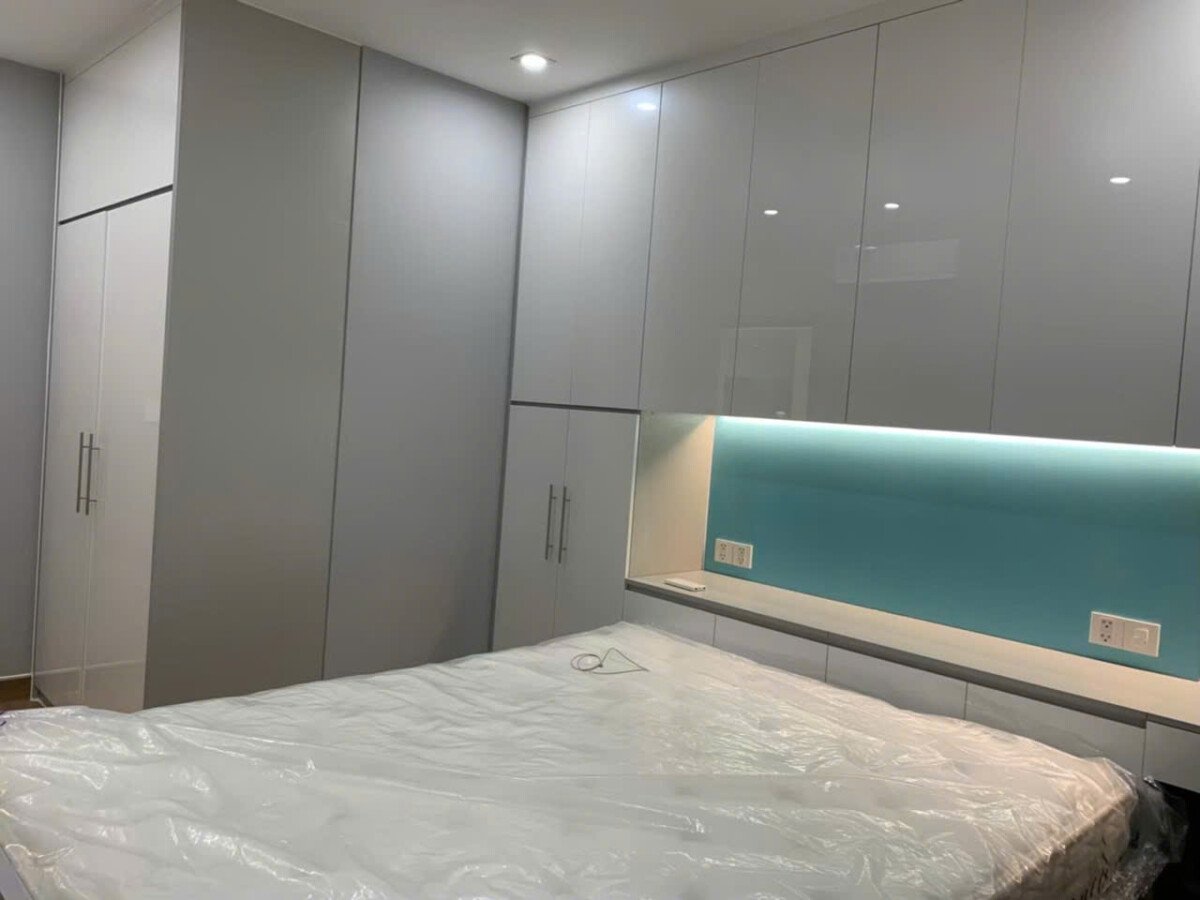 phong ngu can ho day du thiet bi - Giá mua bán căn hộ 2pn có ô xe tòa A view trong chung cư Urban Hill phường Tân Hưng T12/2025