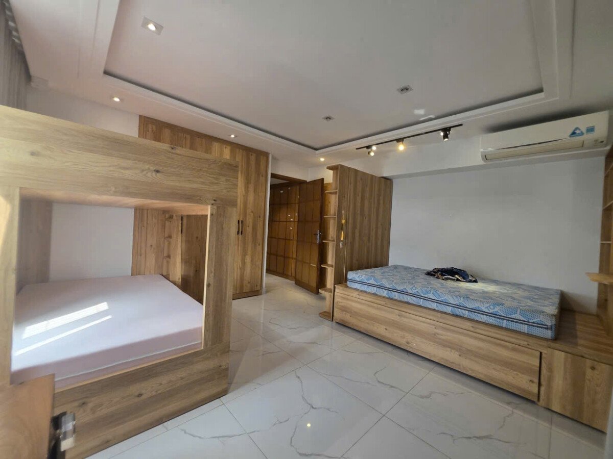 phong ngu rong rai 1 - Giảm giá bán gấp căn hộ 3pn - 135m2 lầu 23 chung cư Happy Valley, có phòng xông hơi