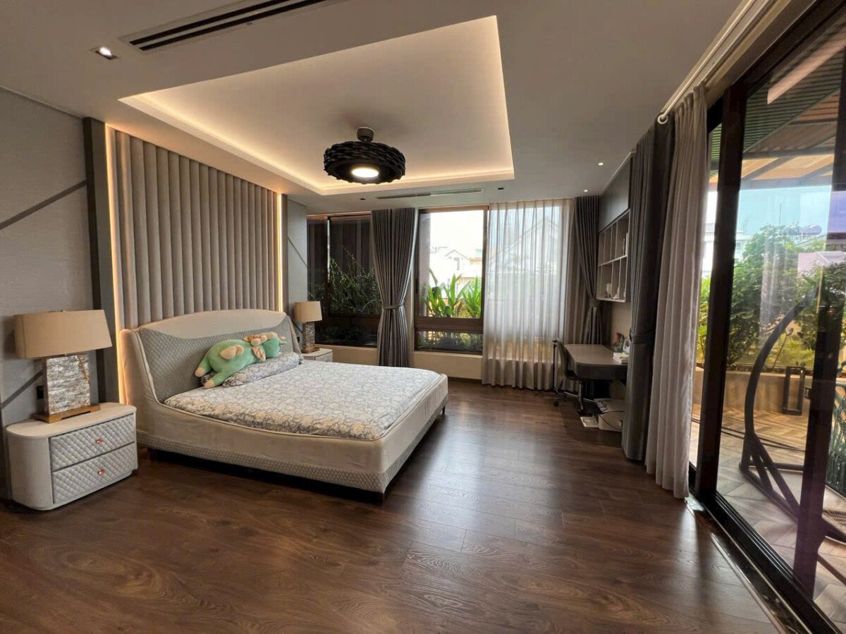 phong ngu rong rai sang trong 1 - Giá mua bán nhà Biệt thự đường Nội khu Nam Thông 3 Phú Mỹ Hưng T12/2025