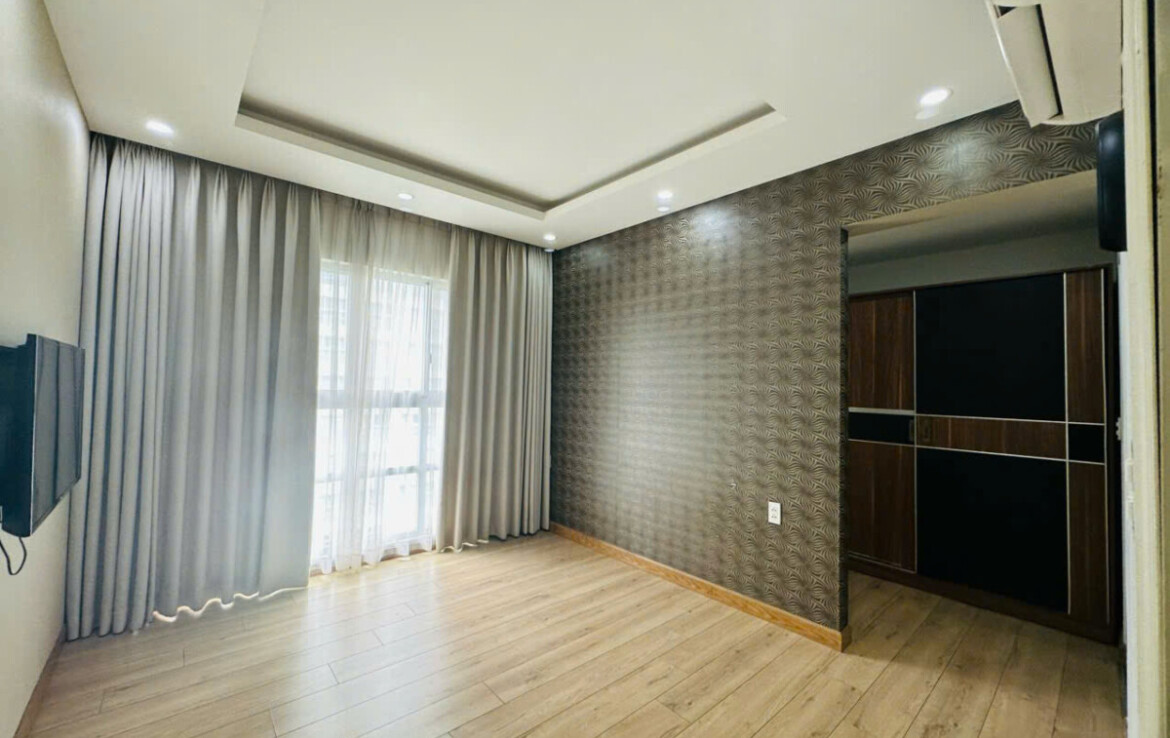 phong ngu thu 3 1170x738 - Giá mua bán căn hộ 3pn - 115m2 view hồ bơi tòa C chung cư Happy Valley T12/2025