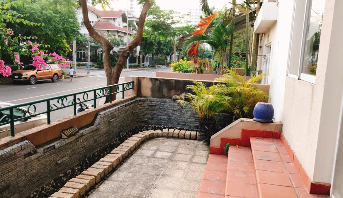 san vuon truoc can ho ban 1170x675 - Giá mua bán căn hộ Ground House 4pn tòa G chung cư Mỹ Tú 1 phường Tân Hưng T12/2025