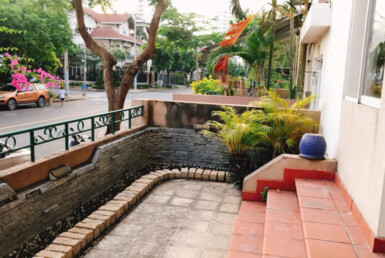 san vuon truoc can ho ban 385x258 - Giá mua bán căn hộ Ground House 4pn tòa G chung cư Mỹ Tú 1 phường Tân Hưng T12/2025
