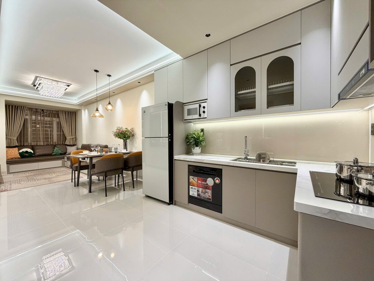 toan phong bep cxan ho ban 1 - Bán căn hộ 56m2, chung cư Sky Garden 3, giá 4.990 tỷ, nhà đẹp, phong cách hiện đại.