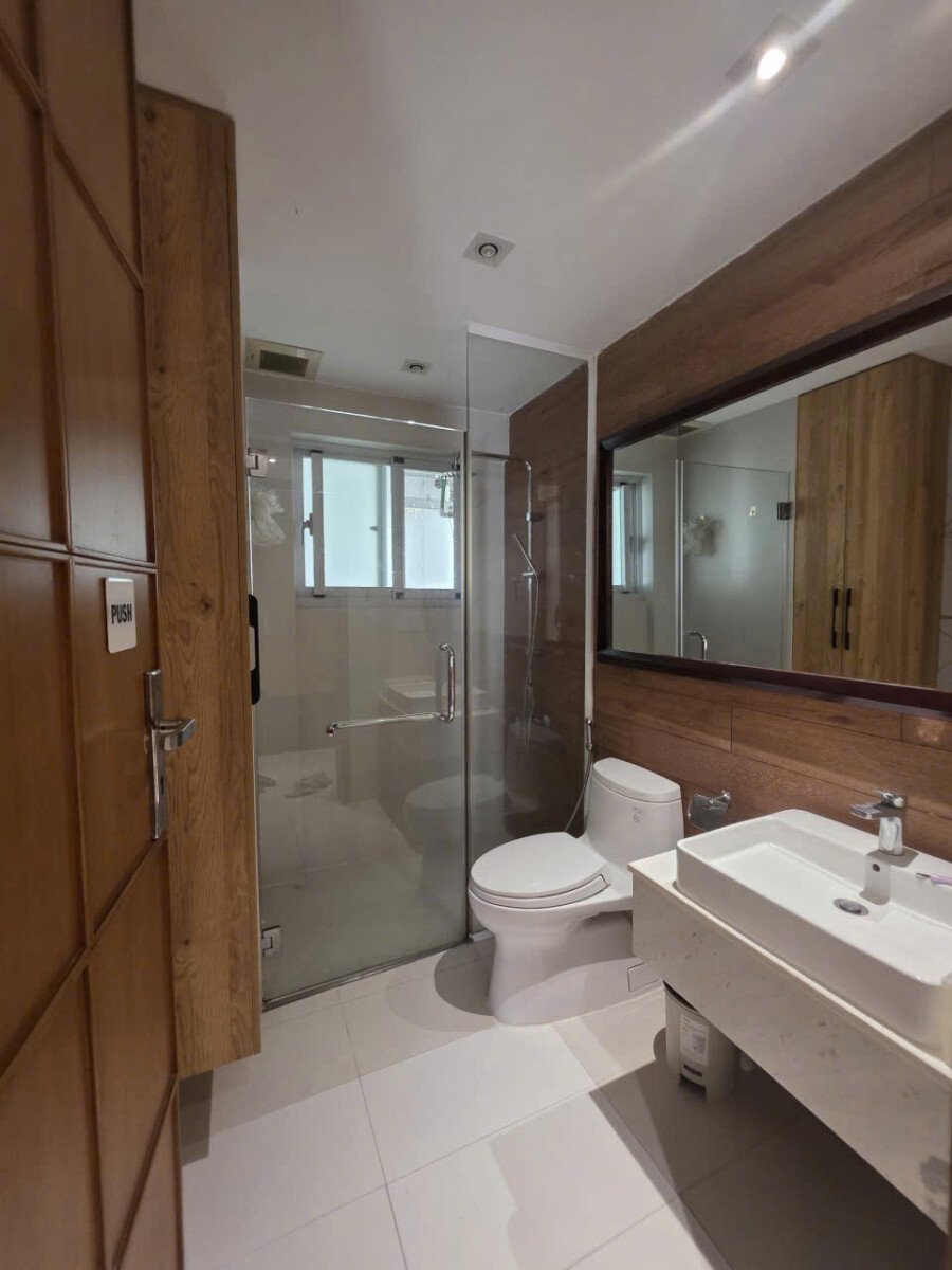 toilet phong khach - Giảm giá bán gấp căn hộ 3pn - 135m2 lầu 23 chung cư Happy Valley, có phòng xông hơi