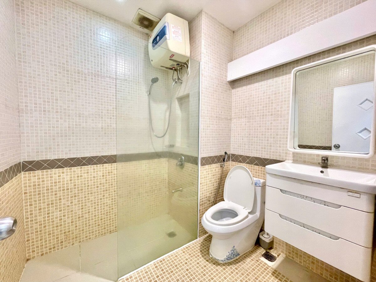 tollet can ho ban 12 - Bán căn hộ chung cư Scenic Valey 1, diện tích 71m2, 02pn, giá 6.6 tỷ, view nhìn về Crescent Mall.