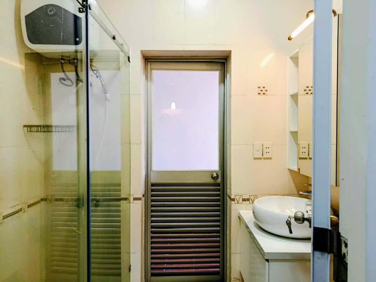 tollet can ho ban 3 - Cần bán nhanh căn hộ 71m2, chung cư Sky Garden 2, 02pn, giá 5.2 tỷ, nhà đẹp, đủ nội thất.