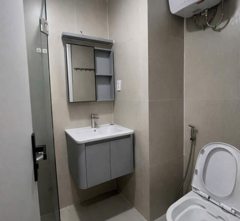 tollet can ho cho thue 2 800x738 - Cho thuê căn hộ 68m2, chung cư Sky Garden 3, 02pn, giá 18tr/tháng, nhà đang trống, xem nhà dễ.