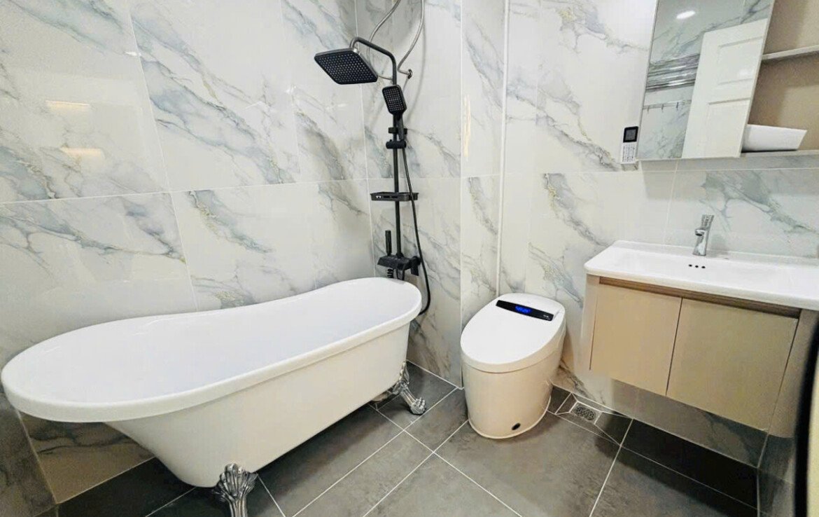 tollet can ho cho thue 3 1170x738 - Cho thuê nhanh căn hộ chung cư Sky Garden 3, 02pn, giá 17tr/tháng, nhà mới , đầy đủ nội thất.