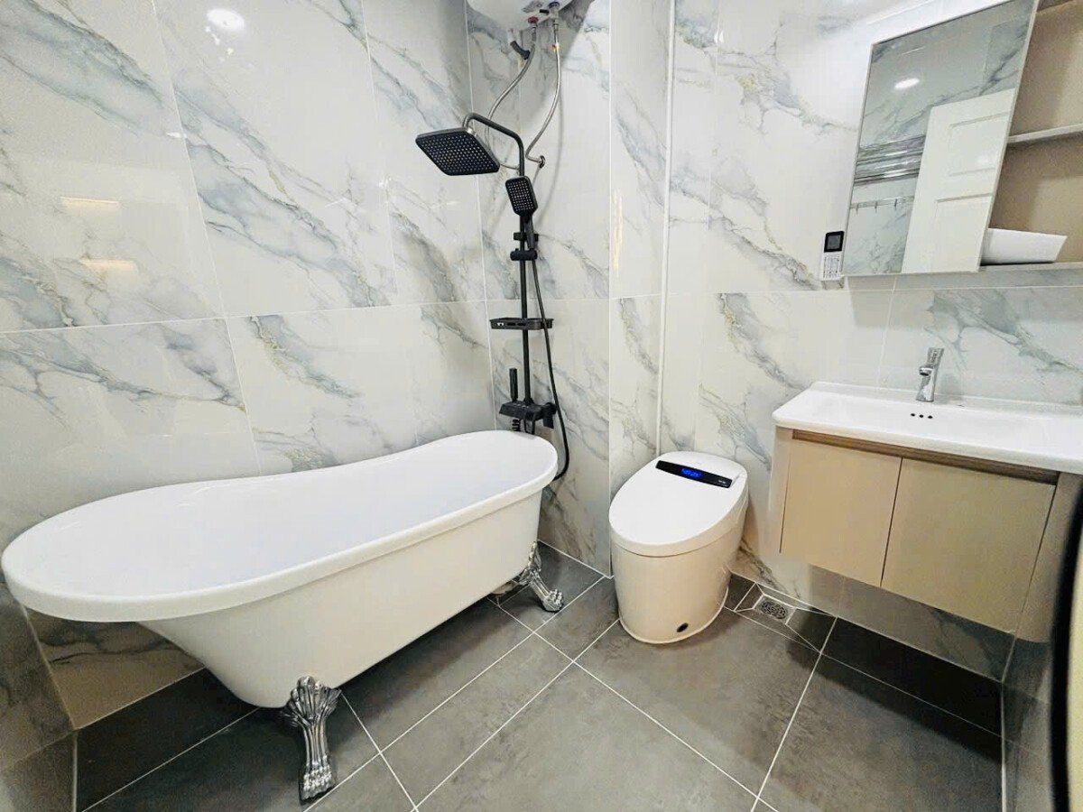 tollet can ho cho thue 3 - Cho thuê nhanh căn hộ chung cư Sky Garden 3, 02pn, giá 17tr/tháng, nhà mới , đầy đủ nội thất.