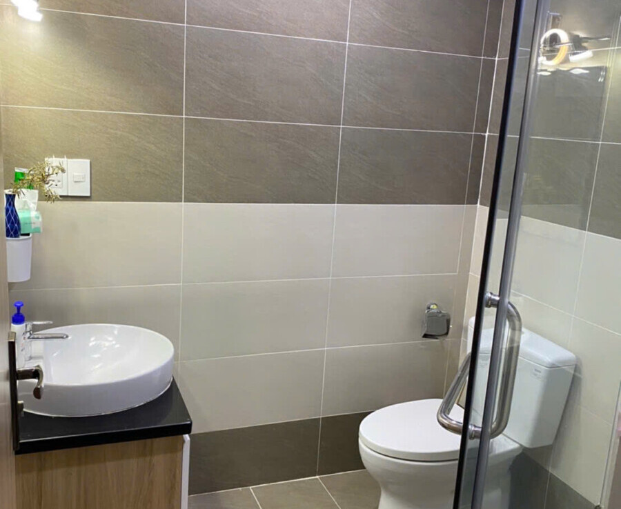 tollet can ho cho thue 900x738 - Cho thuê căn hộ chung cư Scenic Vallety 2, 02pn, giá 20tr/tháng, tầng cao, view Crescent Mall