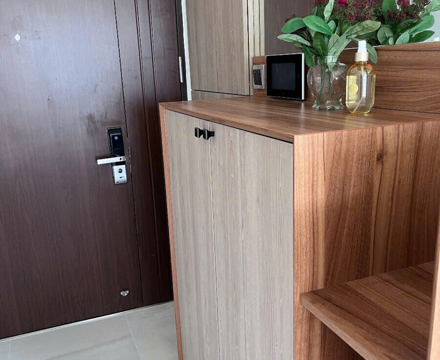 tu giay can ho ban 900x738 - Giá mua bán căn hộ 2pn số 01 tòa B chung cư The Signature m7 phường Tân Mỹ T12/2025