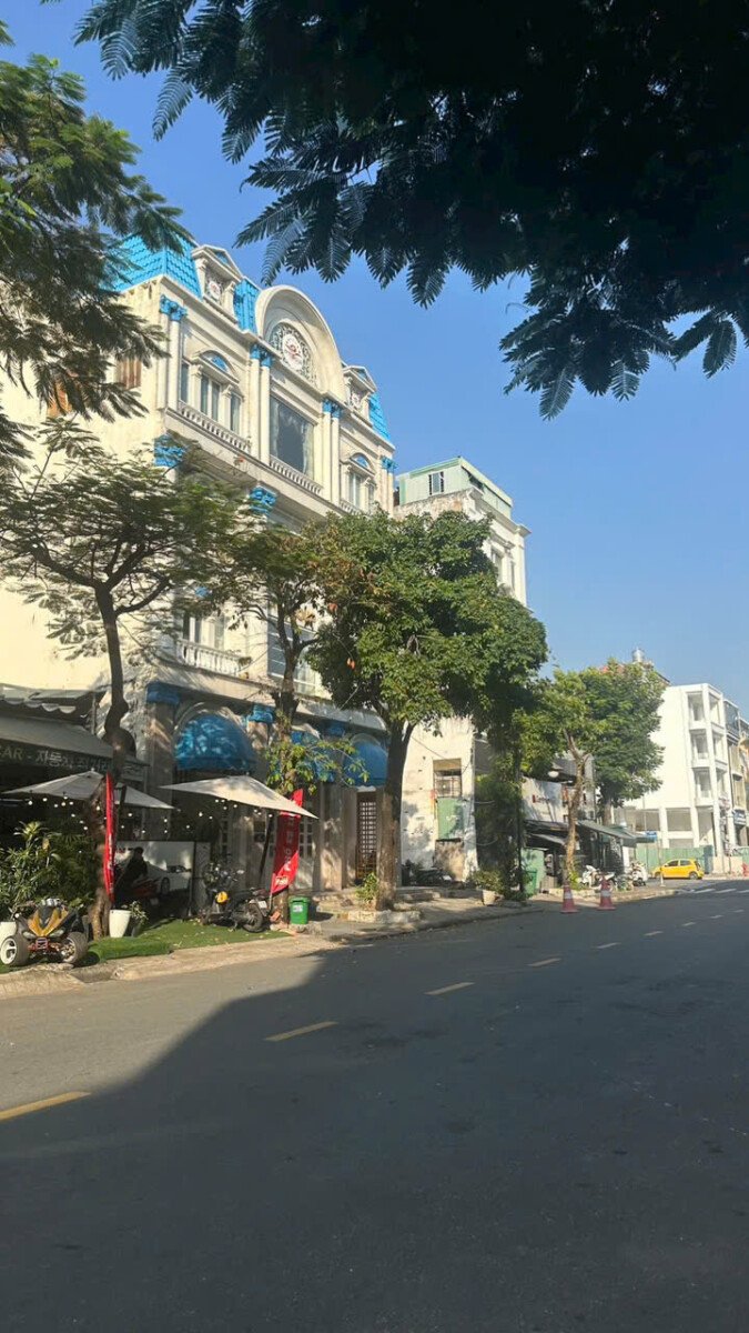 vi tri dat lien ke cac toa nha van phong khach san cao cap - Giá mua bán cặp đất nền mặt đường Phan Khiêm Ích phường Tân Hưng Phú Mỹ Hưng T12/2025