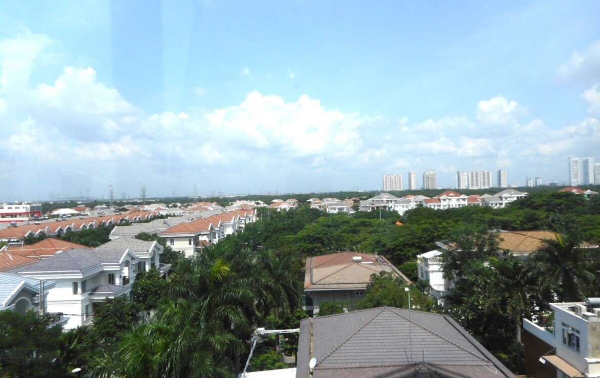 view ban cong can ho lien ke khu nha biet thu my phu 1170x738 - Giảm giá bán gấp căn hộ 3pn chung cư Hưng Phúc view Biệt thự có ô xe, sổ hồng, giá 9,5 tỷ