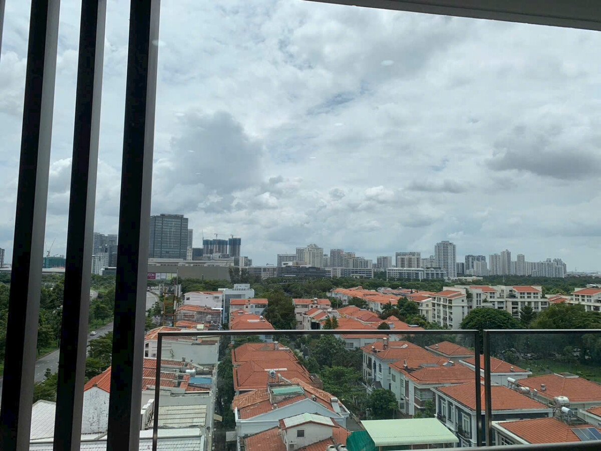 view ban cong nhin ve ho ban nguyet - Giá mua bán căn hộ 2pn có ô xe tòa A view trong chung cư Urban Hill phường Tân Hưng T12/2025