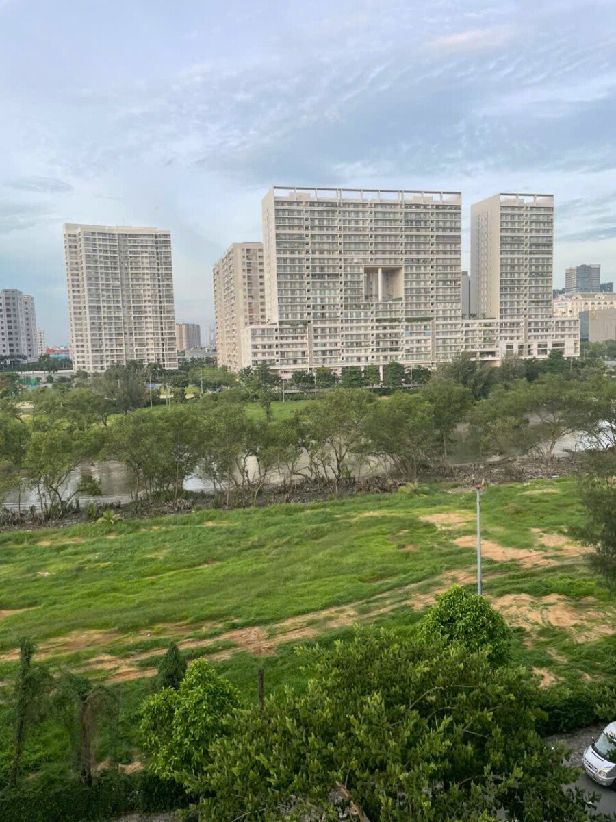 view phong ngu lien ke cong vien - Giá mua bán căn hộ số 01 tòa L chung cư Happy Valley phường Tân Hưng T12/2025