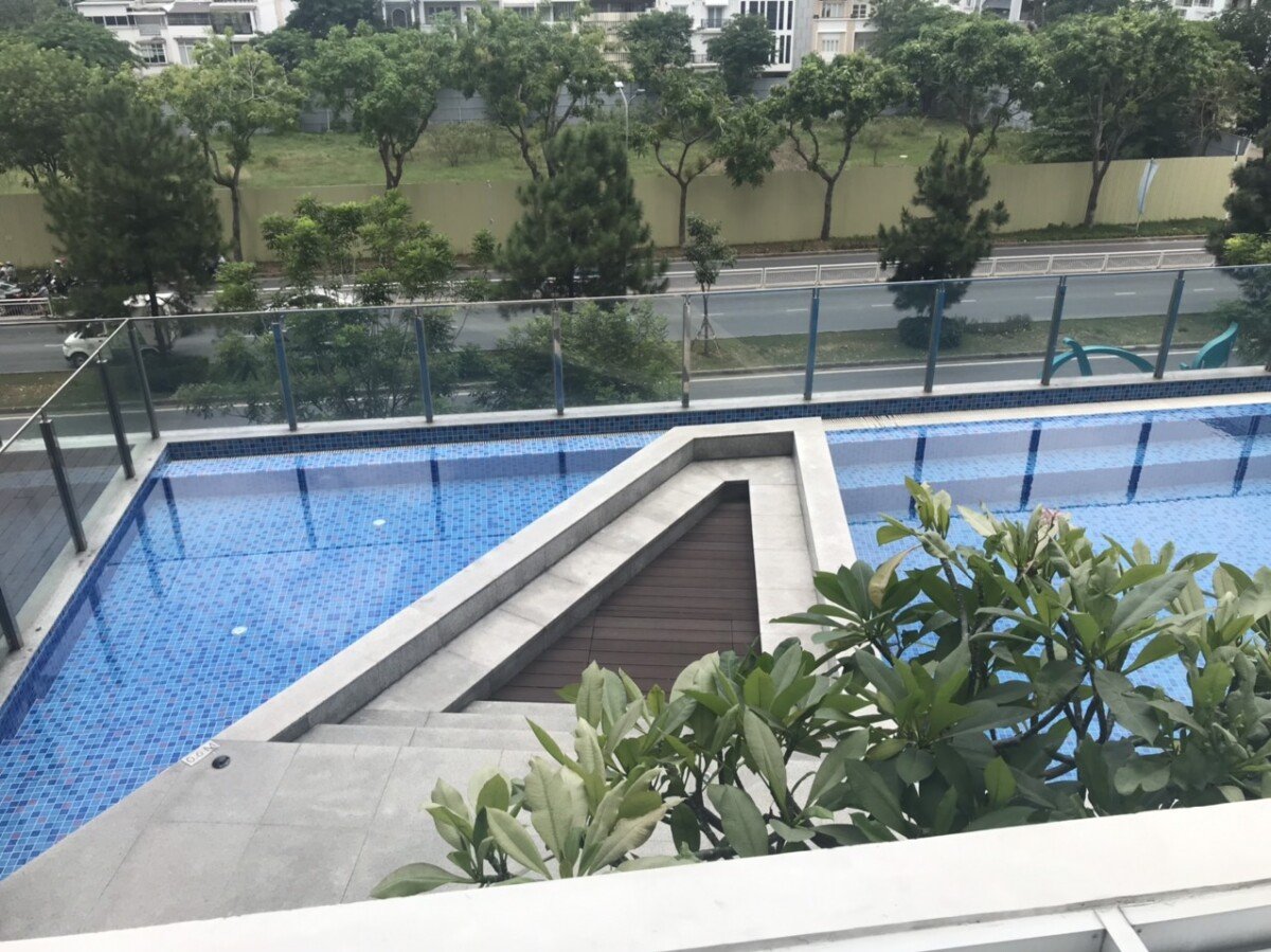 view truoc hanh lang truc dien ho boi noi khu - Giá mua bán căn hộ sân vườn tòa A chung cư Hưng Phúc Premier T12/2026