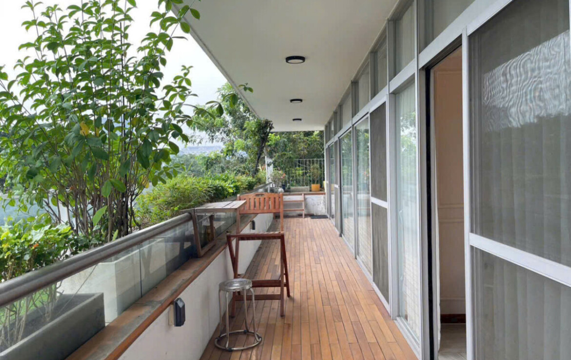 balcony phong ngu 1 1170x738 - Giá mua bán căn hộ sân vườn lầu 3 chung cư Garden Court 1 phường Tân Hưng T1/2026