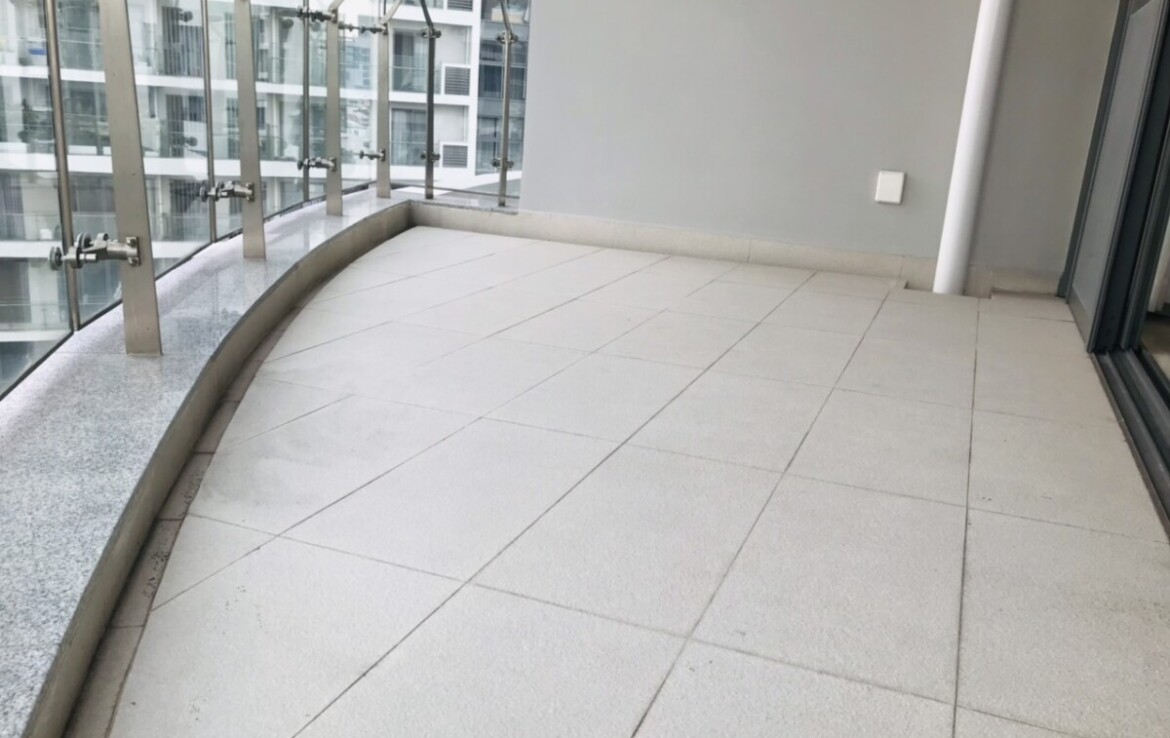 banlcony phong khach 1170x738 - Giá mua bán căn hộ 3pn căn 02 tòa A view hồ bơi chung cư Riverpark Premier phường Tân Hưng T1/2026