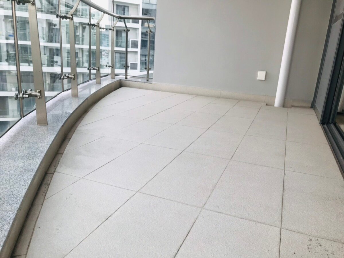 banlcony phong khach - Giá mua bán căn hộ 3pn căn 02 tòa A view hồ bơi chung cư Riverpark Premier phường Tân Hưng T1/2026