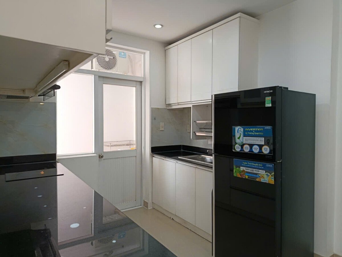 bep can ho ban 1 - Cần bán nhanh căn hộ 68m2, chung cư Sky Garden 3, giá 5.330 tỷ, nội thất đầy đủ, xem nhà dễ.