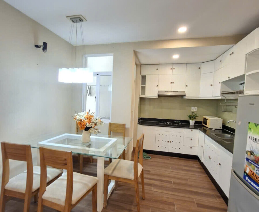 bep nau an can ho cho thue 900x738 - Cho thuê căn hộ Sky Garden 3. DT 56m2 Nhà đẹp- Nội thất mới- 2 Phòng ngủ-1wc- Lầu cao- Giá 13 Triệu/Tháng