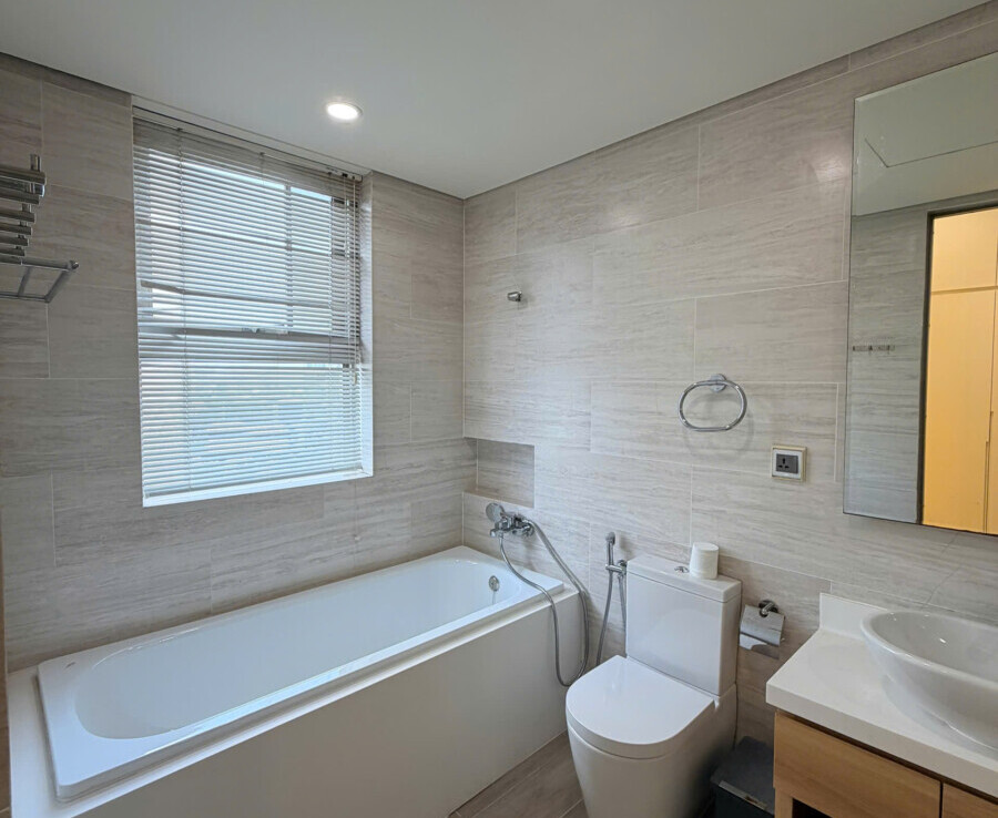 can ho co 2 nha tam day du thiet bi ve sinh 900x738 - Giá mua bán căn hộ 4pn số 04 tòa B chung cư The Signature phường Tân Mỹ T1/2026