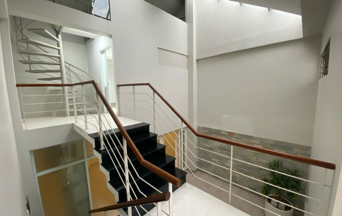 cau thang bo len tang lung 1170x738 - Cho thuê sàn trệt lửng làm văn phòng Nội khu Hưng Gia 3 phường Tân Hưng giá 29tr/tháng