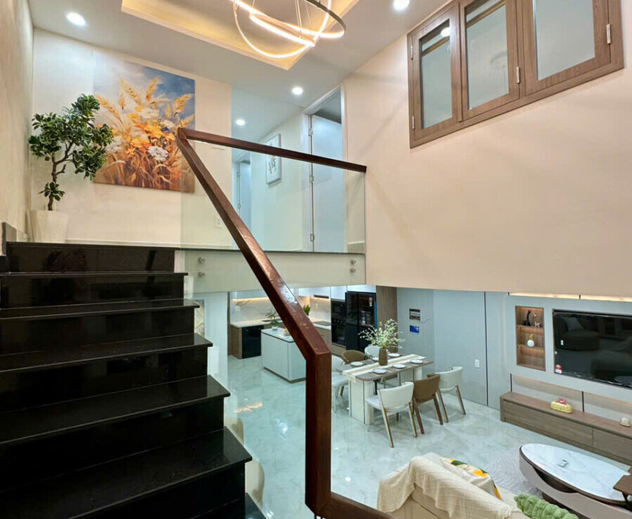 cau thang rong can duplex can ban 899x738 - Bán căn Duplex Sky Garden 1. DT 120m2 Nhà đẹp- Mới 100%- Thiết kế 4 phòng ngủ-2wc- View nam- Giá 8.1 Tỷ