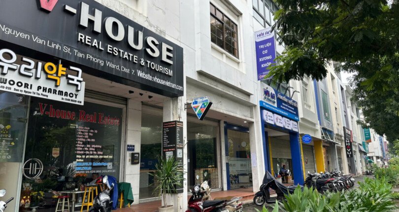 Cho thuê nguyên căn mặt tiền Nguyễn Văn Linh. PMH Tổng diện tích 300m2- trệt và 3 lầu- Vị trí đẹp- Giá 65 Triệu/Tháng