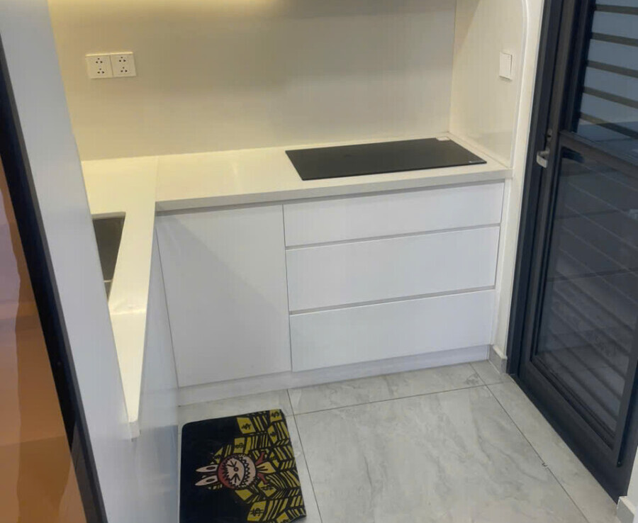 khong gian bep can ho ban 1 900x738 - Giá mua bán căn hộ 2pn tòa A chung cư Cardinal Court phường Tân Mỹ T1/2026