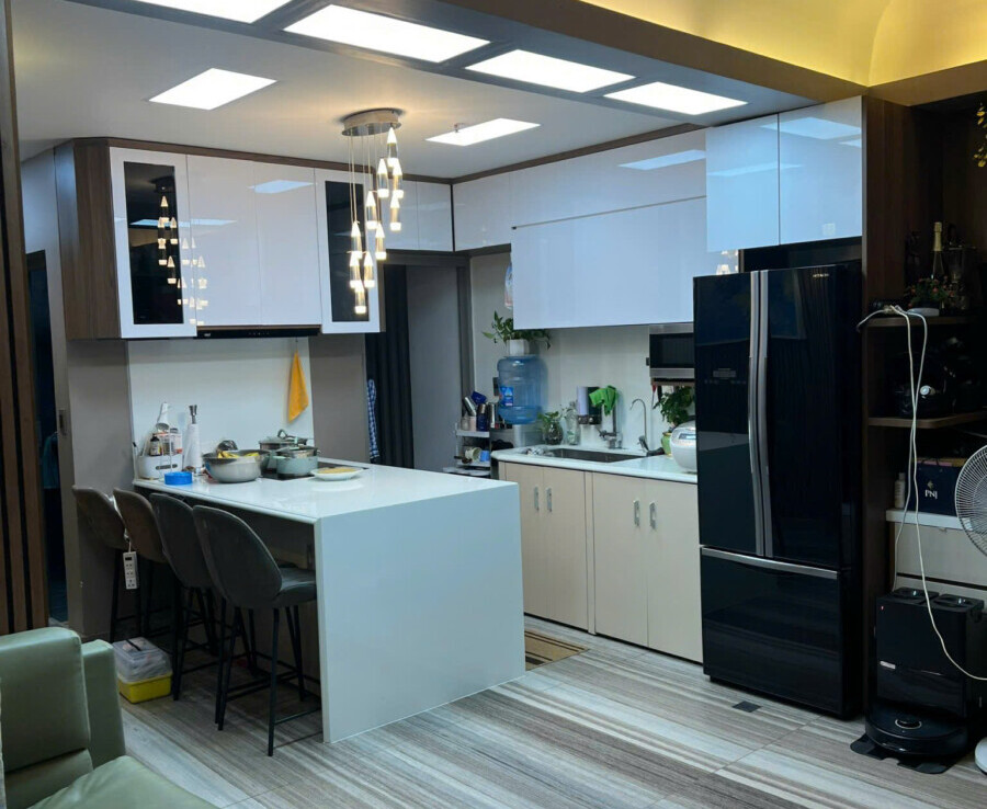 khong gian bep rong rai 7 900x738 - Bán gấp hộ 2pn tòa B view sông lầu cao căn góc chung cư Hưng Phúc giá 8 tỷ có ô xe