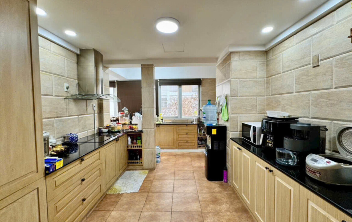 khong gian bep rong rai 8 1170x738 - Giá mua bán Penthouse 4pn chung cư Mỹ Tú 1 phường Tân Hưng T1/2026