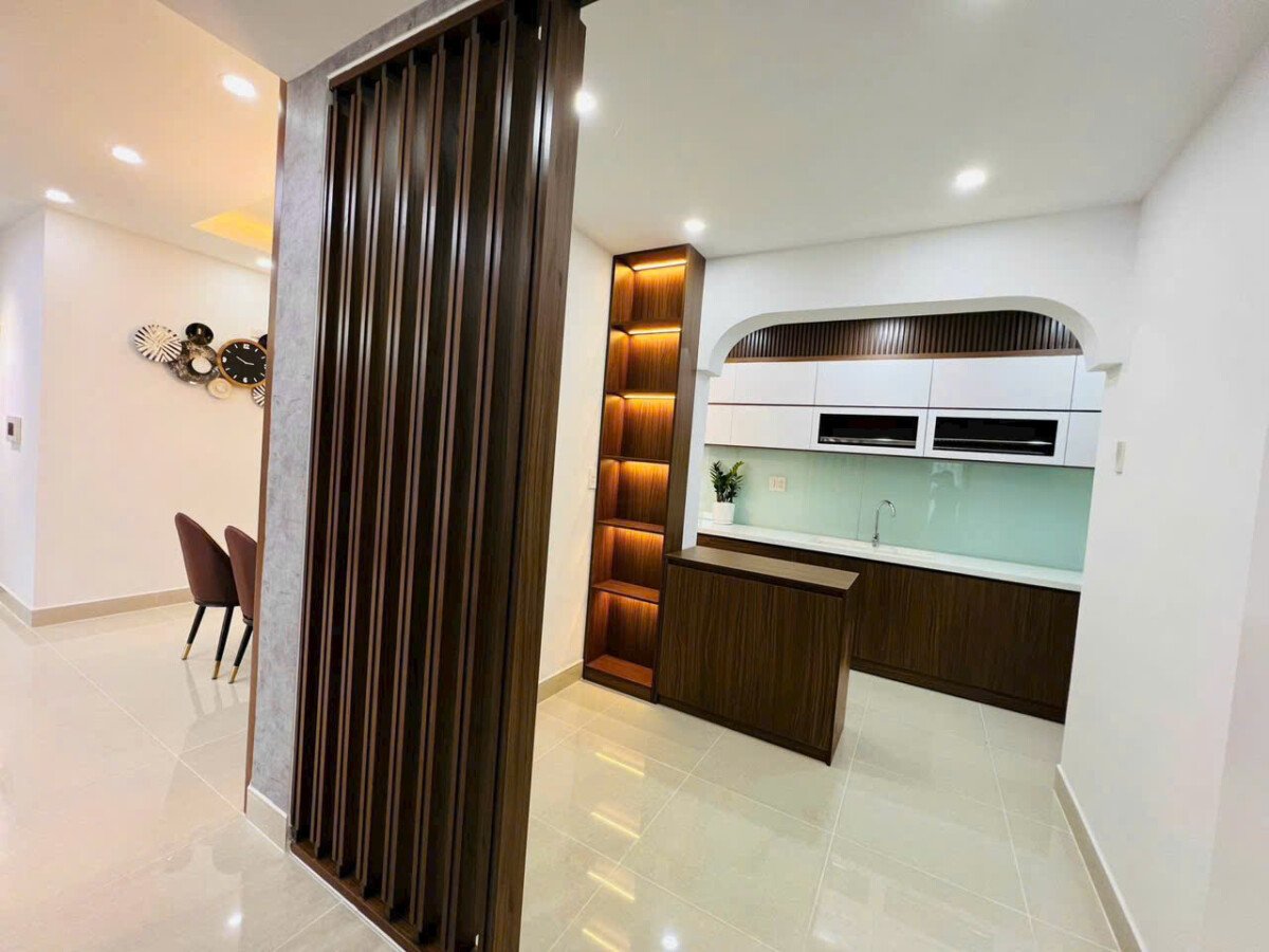 khong gian bep rong rai 9 - Hàng hiếm, bán căn hộ 4pn chung cư Star Hill phường Tân Mỹ giá 11,9 tỷ