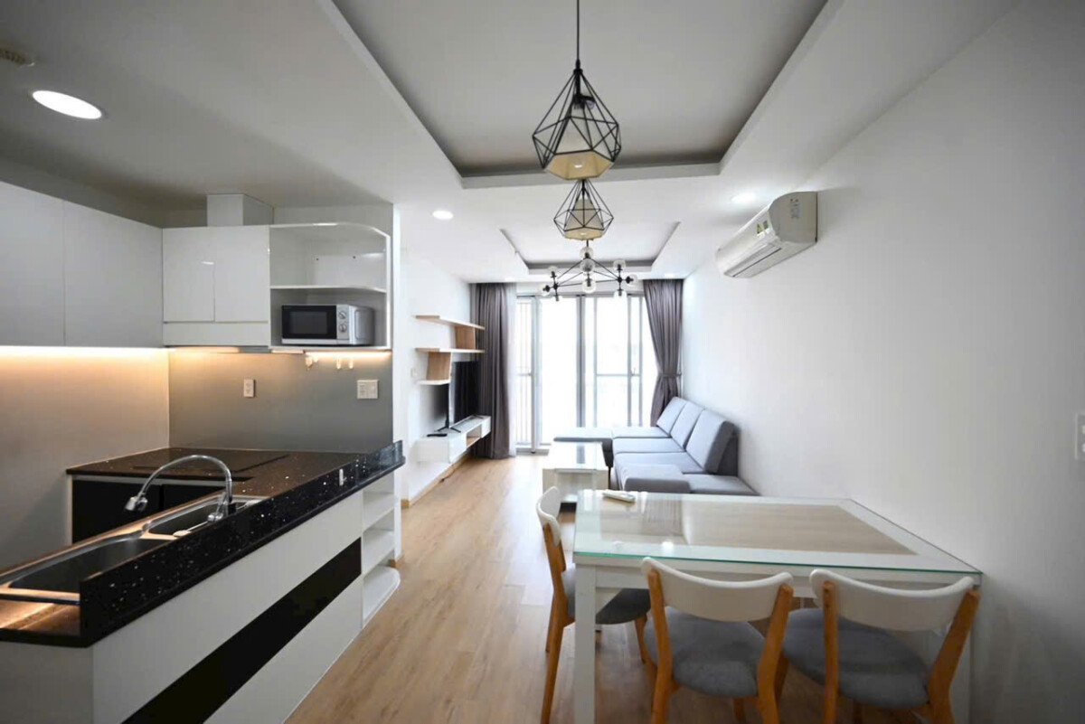 khong gian bep va phong an 1 - Bán gấp căn hộ Scenic Valley 1, 2pn lầu cao, nội thất cao cấp, giá 6,950 tỷ