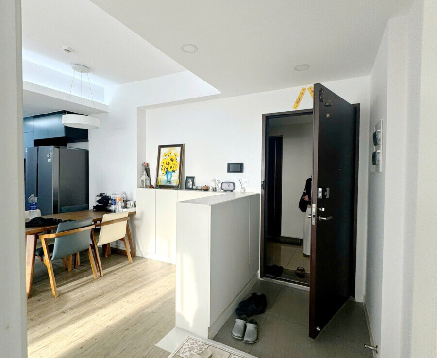 khong gian bep va phong an rong rai 900x738 - Bán gấp căn hộ 2pn tòa C lầu cao, view biệt thự, có ô xe chung cư Hưng Phúc Happy Residence giá 8 tỷ