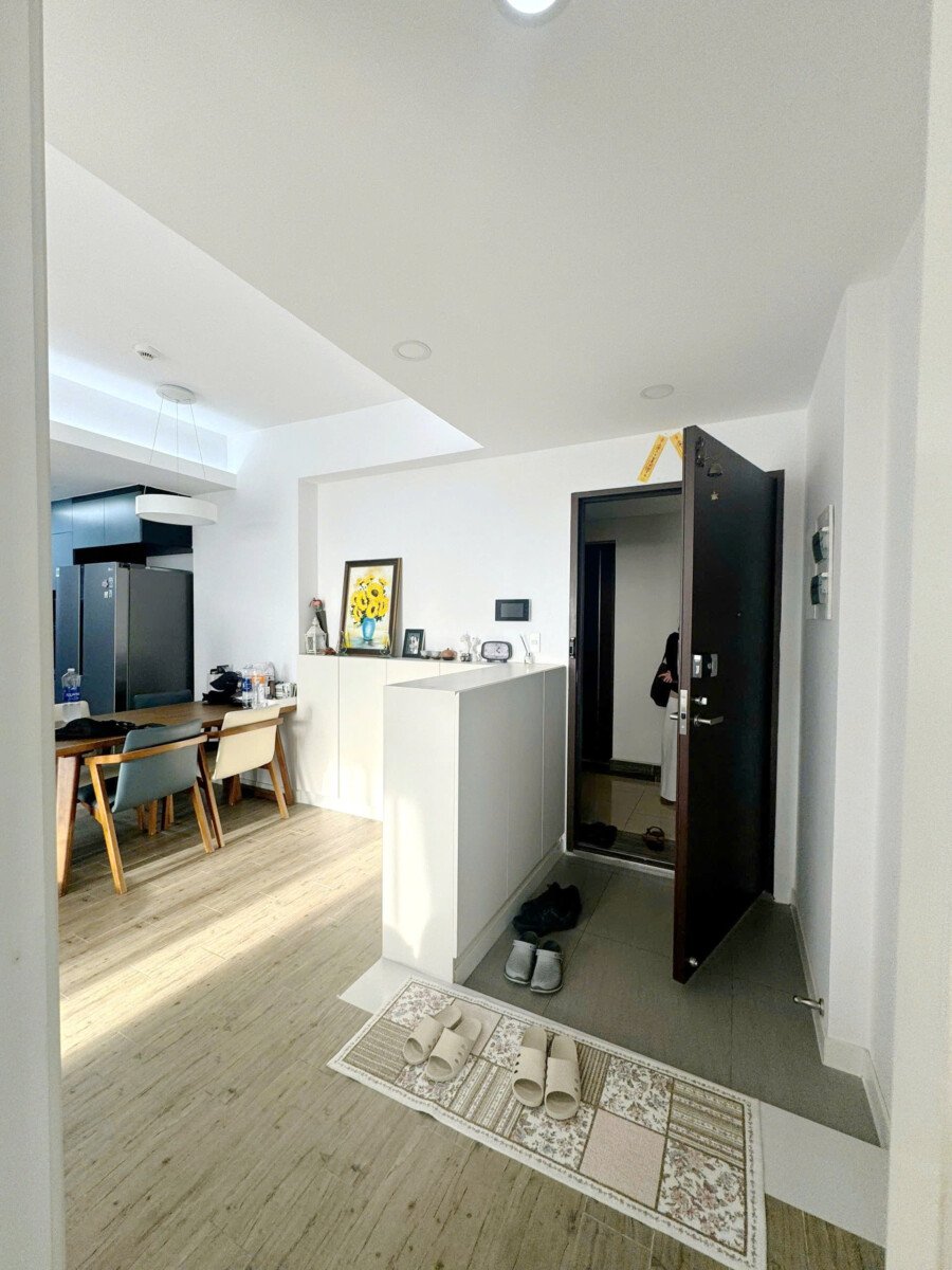 khong gian bep va phong an rong rai - Bán gấp căn hộ 2pn tòa C lầu cao, view biệt thự, có ô xe chung cư Hưng Phúc Happy Residence giá 8 tỷ