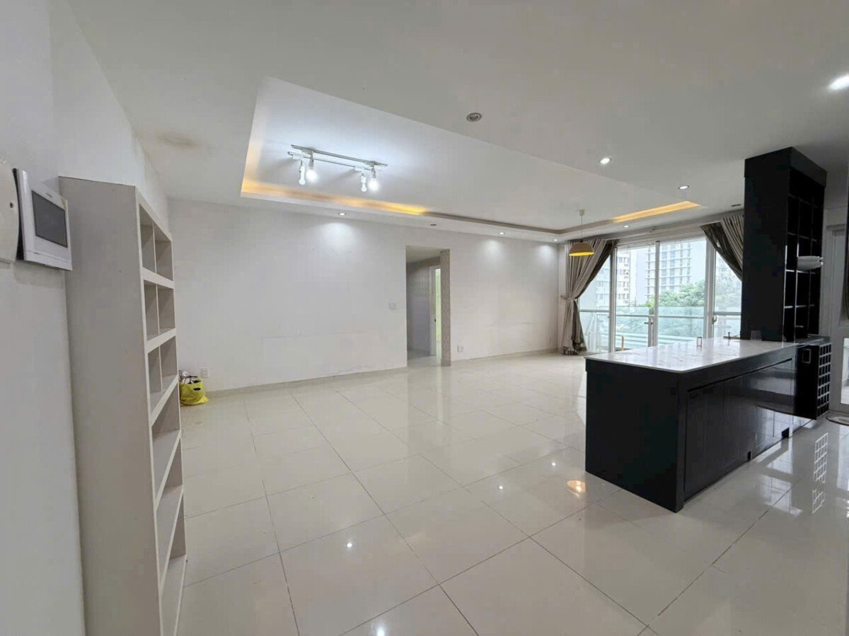 khong gian bep va phong khach - Giá mua bán căn hộ 3pn tòa B chung cư Riverpark Residence phường Tân Hưng T1/2026