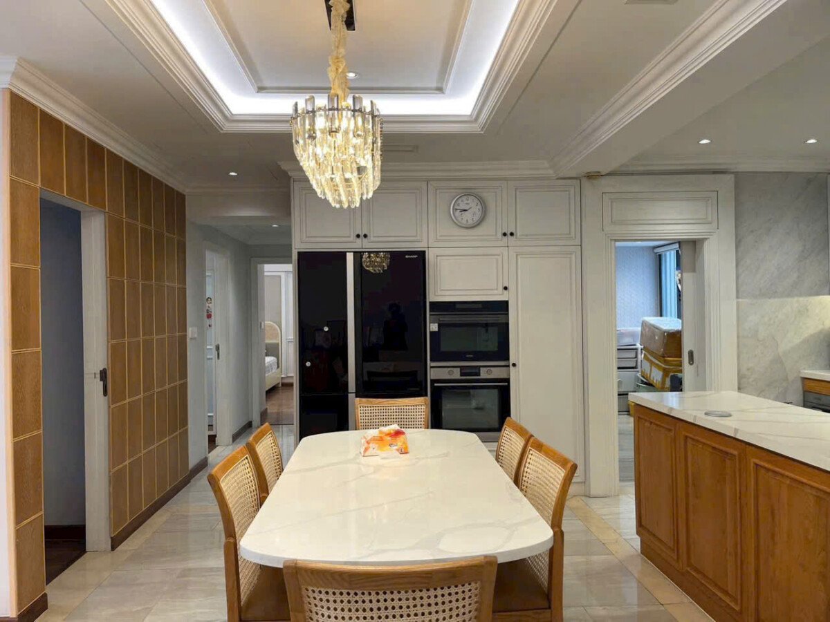 khong gian phong an sang trong - Giá mua bán căn hộ sân vườn lầu 3 chung cư Garden Court 1 phường Tân Hưng T1/2026