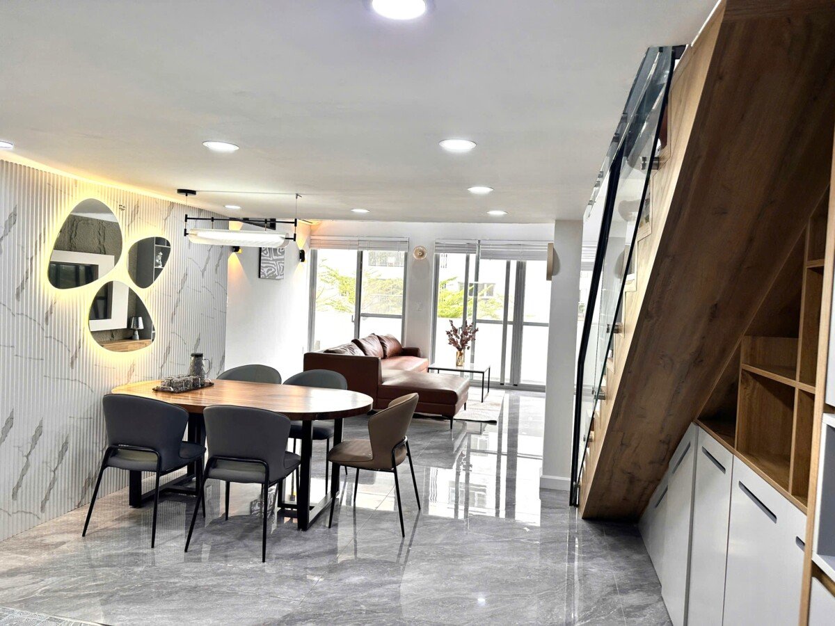 khong gian phong khach can ho ban - Giá mua bán căn hộ Duplex 4pn tòa A chung cư Scenic Valley 1 phường Tân Mỹ T1/2026