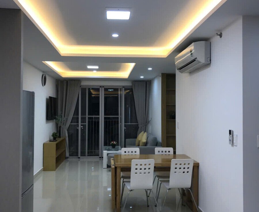 khong gian phong khach rong rai 900x738 - Giá mua bán căn hộ 2pn 80m2 tòa D view hồ bơi chung cư Scenic Valley 1 t1/2026