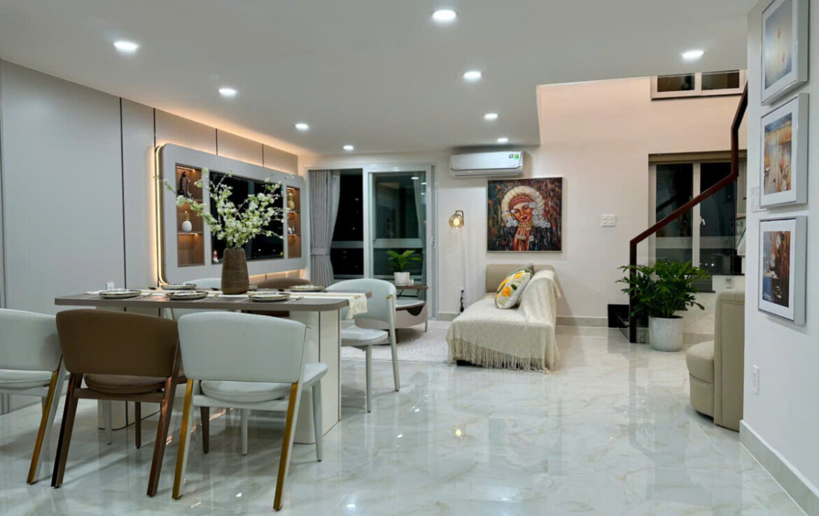 phong khach can duplex sky garden 1 can ban 1170x738 - Bán căn Duplex Sky Garden 1. DT 120m2 Nhà đẹp- Mới 100%- Thiết kế 4 phòng ngủ-2wc- View nam- Giá 8.1 Tỷ