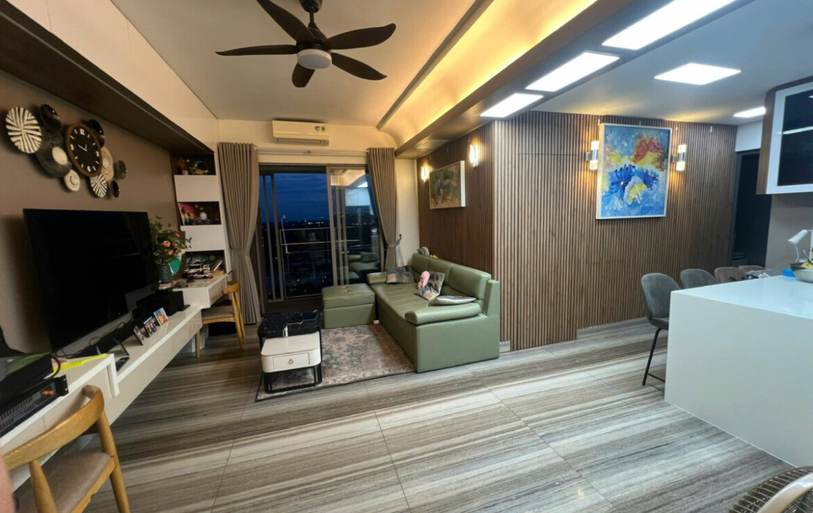 phong khach can ho 1170x738 - Bán gấp hộ 2pn tòa B view sông lầu cao căn góc chung cư Hưng Phúc giá 8 tỷ có ô xe